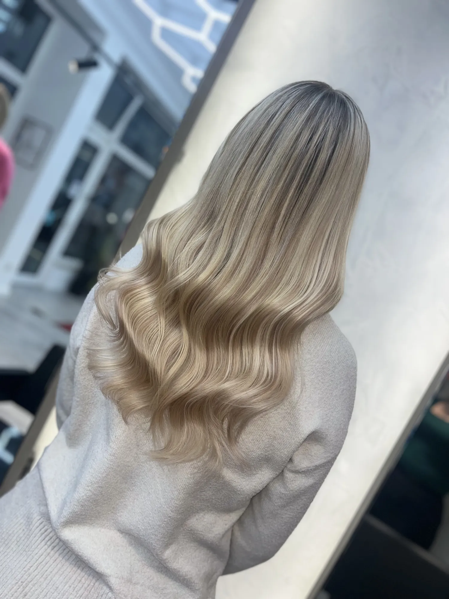 Professionell veredeltes blondes Haar mit weichen Wellen