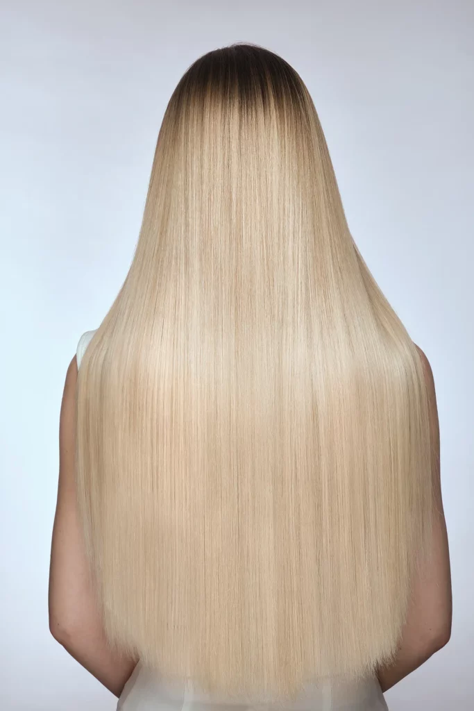 Glänzendes, professionell geglättetes blondes Haar
