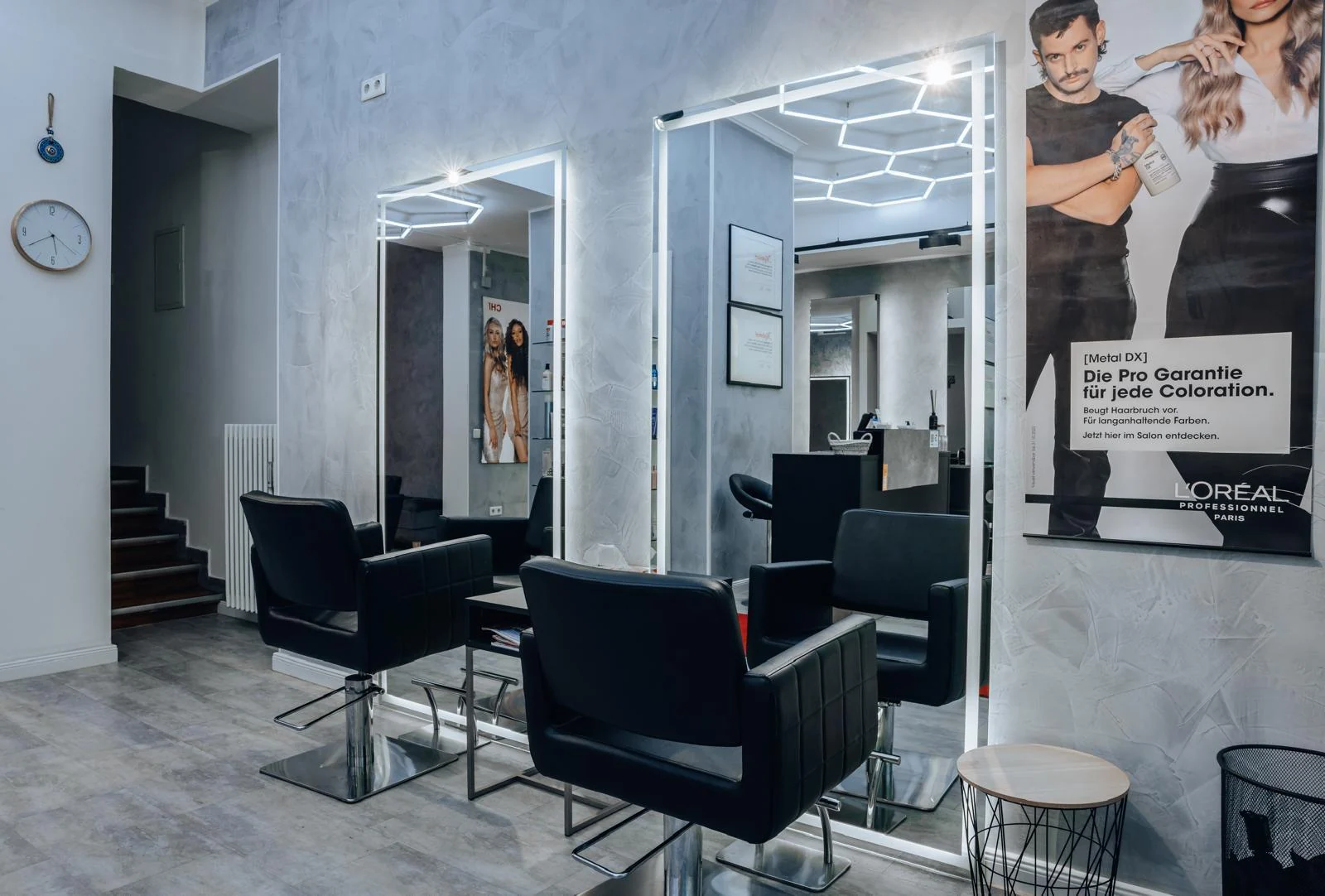 Hochwertige Friseurplätze mit großen beleuchteten Spiegeln